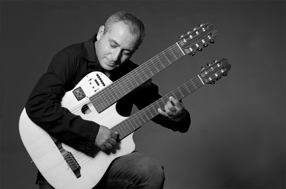 Violão de 2 braços projetado pelo artista.